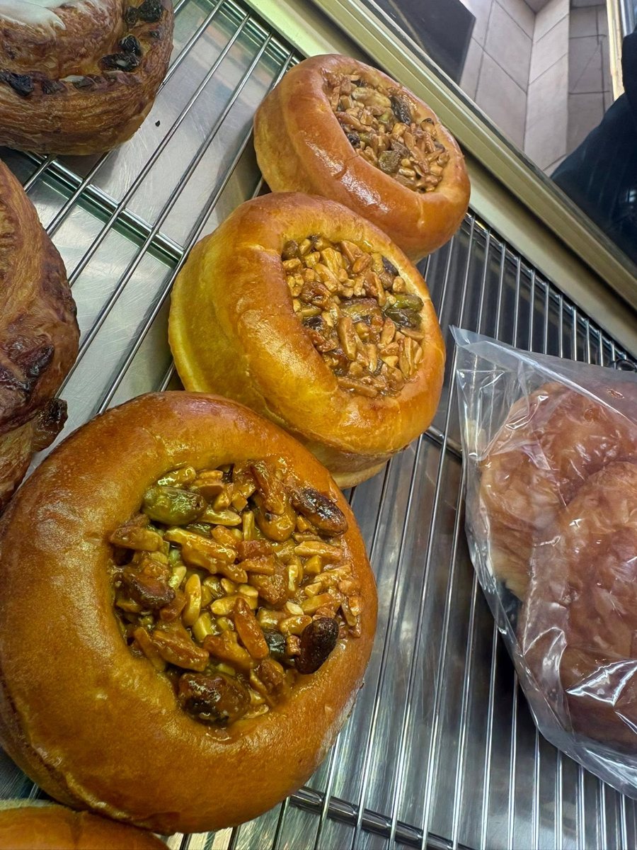 Brioches garnies d'amandes, pistaches et raisins caramélisés