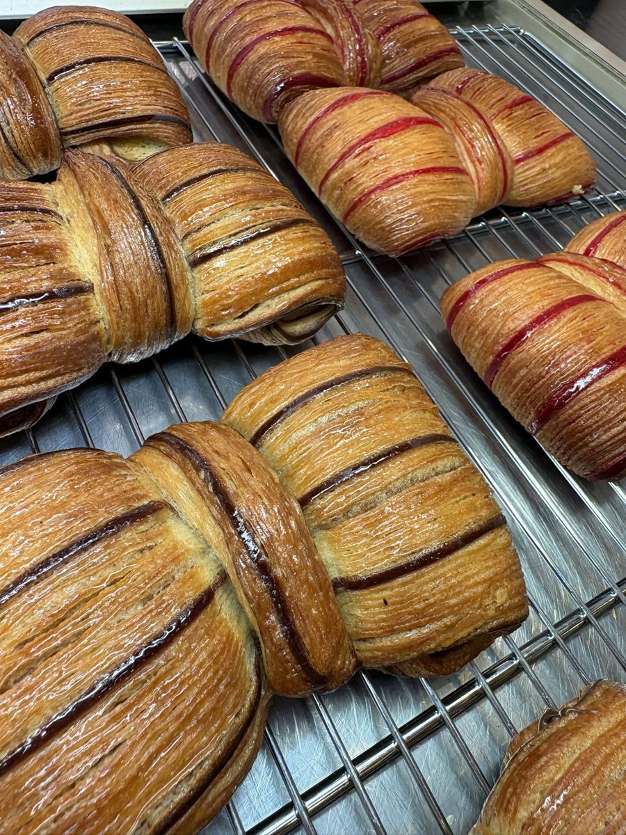 Viennoiseries feuilletées bicolores framboise et chocolat
